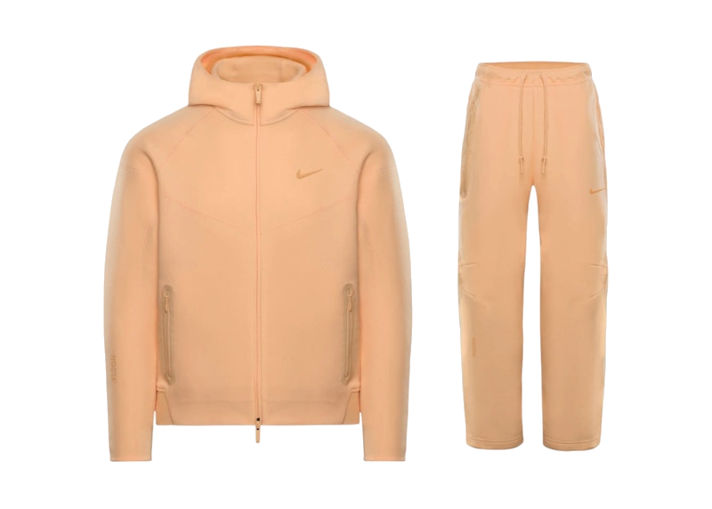 Nike x NOCTA NRG Tech Fleece Hoodie & Pants Set Ice Peach, ensemble pêche clair avec hoodie zippé et pantalon à ourlets ouverts.