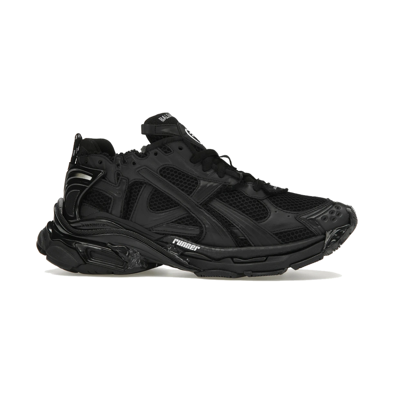 Texte alternatif (alt) :
Balenciaga Runner Matte Black avec tige en mesh respirant, empiècements synthétiques noirs, silhouette running déstructurée et semelle épaisse en caoutchouc au design contemporain.