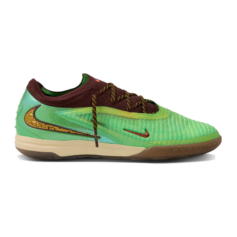 Nike Phantom 6 Low Elite IC SE Travis Scott avec tige en Flyknit, revêtement Gripknit, silhouette basse et semelle extérieure IC en caoutchouc non marquant pour les terrains indoor.