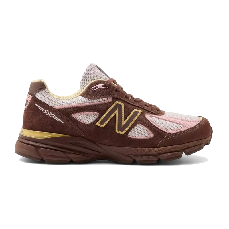 New Balance 990v4 MiUSA Pumpernickel Pink Chalk avec tige en mesh respirant, empiècements en daim et cuir, amorti ENCAP et semelle extérieure en caoutchouc vue de profil. 