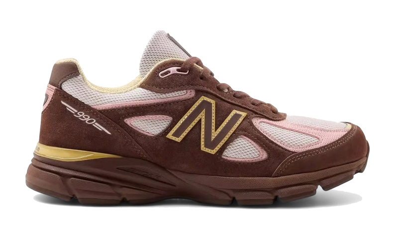 New Balance 990v4 MiUSA Pumpernickel Pink Chalk avec tige en mesh respirant, empiècements en daim et cuir, amorti ENCAP et semelle extérieure en caoutchouc vue de profil. 