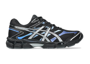 Sneaker ASICS Gel-Cumulus 16 Black Pure Silver Blue en mesh noir avec détails argentés et bleus, amorti GEL et silhouette rétro-running technique.