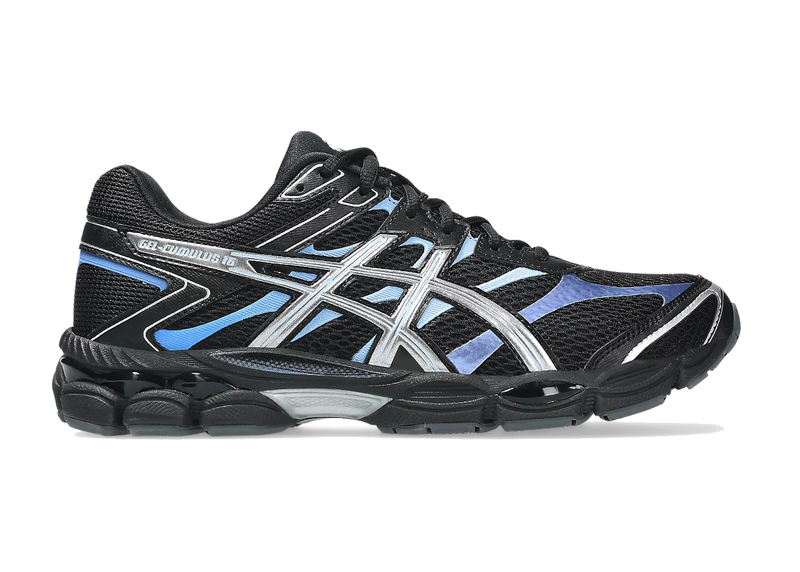 Sneaker ASICS Gel-Cumulus 16 Black Pure Silver Blue en mesh noir avec détails argentés et bleus, amorti GEL et silhouette rétro-running technique.