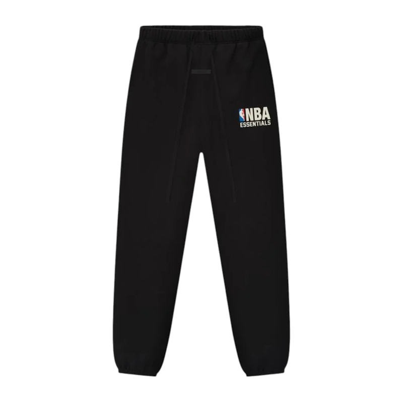 Fear of God Essentials NBA Classic Sweatpant Vintage Black, pantalon de survêtement Vintage Black en molleton issu de la collaboration Fear of God Essentials x NBA avec coupe décontractée et finitions premium.
