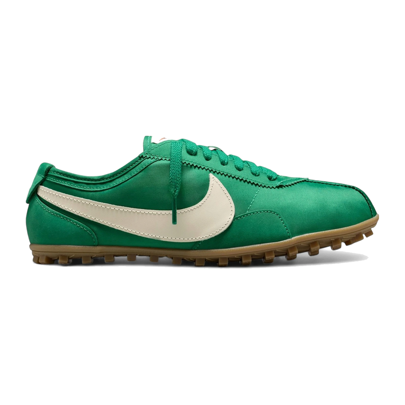 Nike Moon Shoe Malachite Soft Pearl avec tige en mesh respirant, empiècements en daim premium et cuir, semelle gaufrée en caoutchouc et coloris Malachite Soft Pearl.