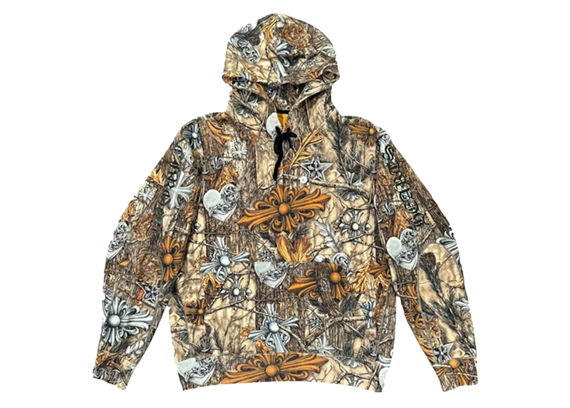 Nike x NOCTA x Chrome Hearts Hoodie Multicolor/Safety Orange, hoodie camouflage multicolore avec croix Chrome Hearts et Swoosh orange vif.