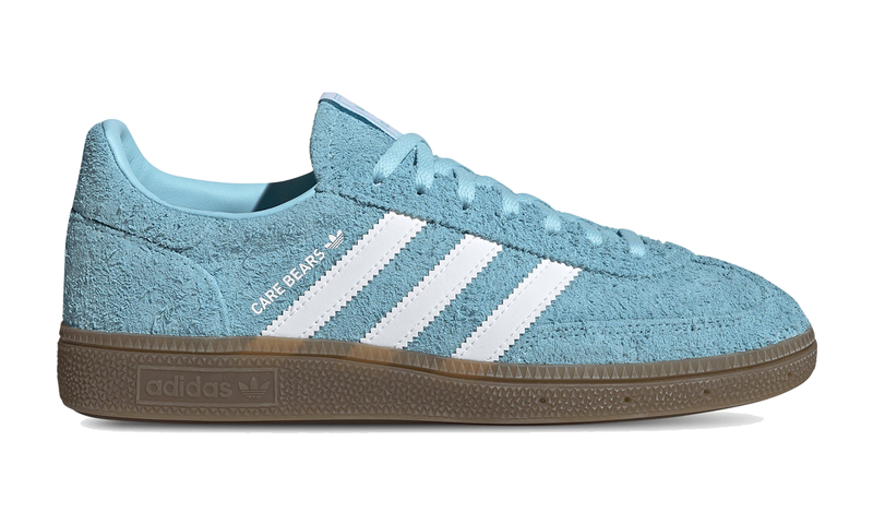 Adidas Handball Spezial Care Bears Bedtime Bear avec tige en daim premium, détails inspirés de Bedtime Bear, trois bandes Adidas et semelle extérieure en gomme.