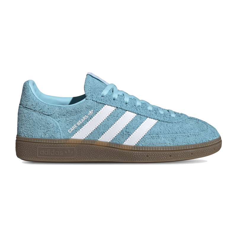 Adidas Handball Spezial Care Bears Bedtime Bear avec tige en daim premium, détails inspirés de Bedtime Bear, trois bandes Adidas et semelle extérieure en gomme.