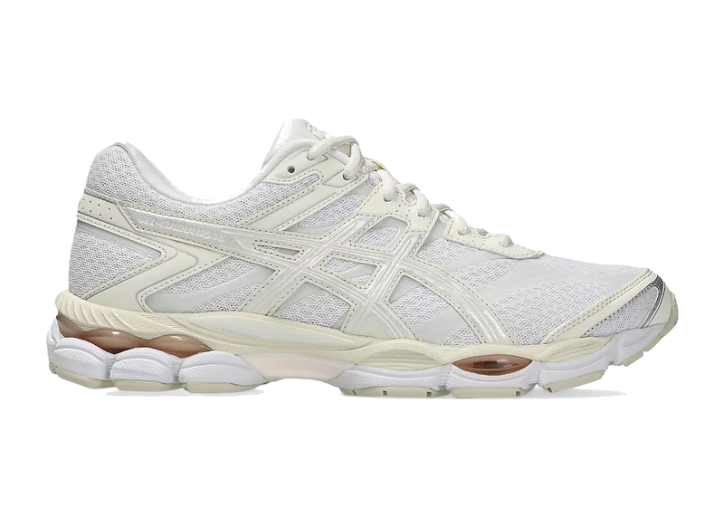 Sneaker ASICS Gel-Cumulus 16 White Cream en mesh blanc avec détails crème, amorti GEL et silhouette rétro-running inspirée des années 2010.