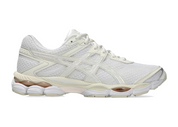 Sneaker ASICS Gel-Cumulus 16 White Cream en mesh blanc avec détails crème, amorti GEL et silhouette rétro-running inspirée des années 2010.