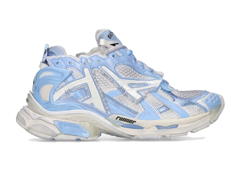 Balenciaga Runner White Light Blue avec tige en mesh respirant, empiècements en cuir blanc et bleu clair, semelle intermédiaire en mousse et silhouette inspirée du running vintage.
