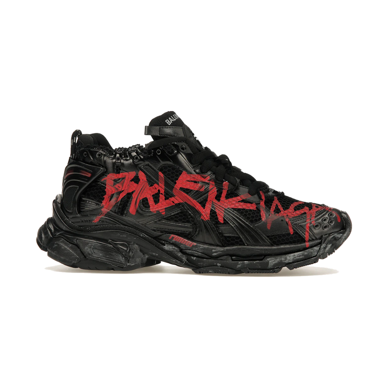 Balenciaga Runner Graffiti Black Red avec tige en mesh respirant, empiècements en cuir et matières synthétiques noirs et rouges, détails graffiti et semelle épaisse en caoutchouc.