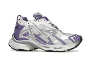 Balenciaga Runner Purple Grey avec tige en mesh respirant, empiècements en cuir violet et gris, semelle intermédiaire en mousse et silhouette inspirée du running vintage