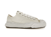 Découvrez la Maison Mihara Yasuhiro Hank OG Sole Canvas Low White, une sneaker basse en toile blanche avec semelle OG Sole sculpturale et silhouette minimaliste emblématique vue de profil. 