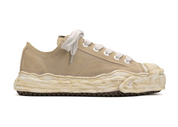 Découvrez la Maison Mihara Yasuhiro Hank OG Sole Suede Low Beige White, une sneaker en suède beige avec semelle OG Sole sculptée en caoutchouc et finitions blanches au design avant-gardiste.