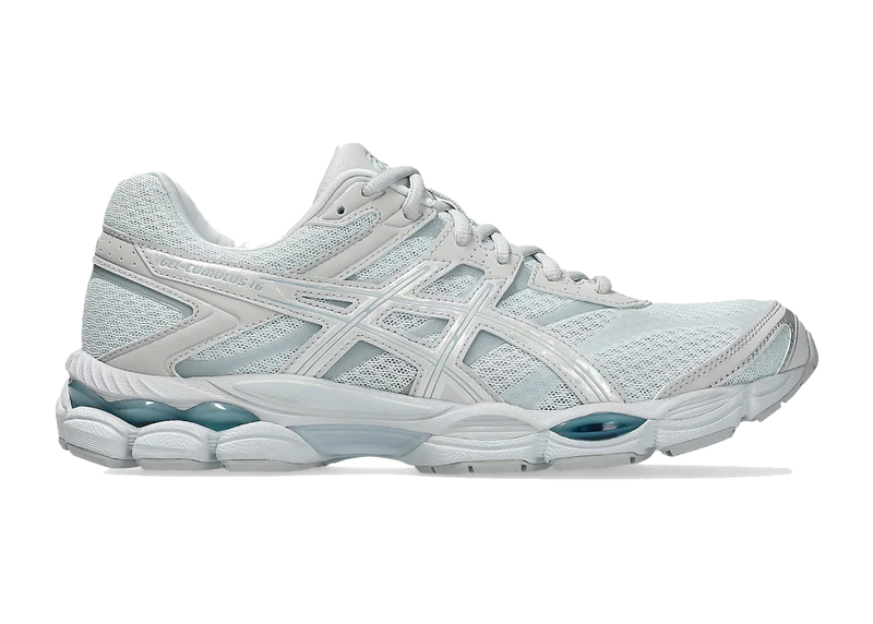 Sneaker ASICS Gel-Cumulus 16 Airy Blue Glacier Grey en mesh bleu clair avec détails gris glacier, amorti GEL et silhouette rétro-running moderne.