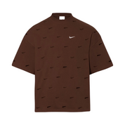 Jacquemus x Nike Le Swoosh T-shirt Brown à manches courtes, coloris brun, col rond et détail Swoosh Nike revisité dans l'univers minimaliste de Jacquemus vu de face. 