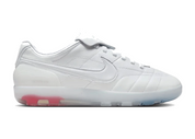 Nike Cryoshot Tiempo R10 Jacquemus en cuir premium avec semelle Cryoshot futuriste et design inspiré du football vintage haut de gamme.