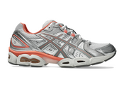 Sneaker ASICS Gel-Nimbus 9 Cloud Grey Clay Grey en mesh gris avec détails ton sur ton, amorti GEL et silhouette rétro-running des années 2000.