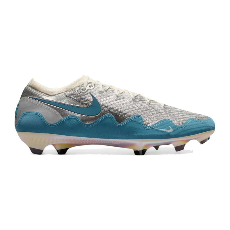 Nike Mercurial Vapor 16 Elite Patta Chrome White Noise Aqua avec tige en Flyknit, technologie Gripknit, finition Chrome, blanc et Noise Aqua, plaque Air Zoom et semelle FG pour terrains en gazon naturel.