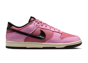 Nike Dunk Low Retro Pink Donut avec tige en cuir rose, empiècements assortis, semelle intermédiaire en mousse et semelle extérieure en caoutchouc au style basketball emblématique.