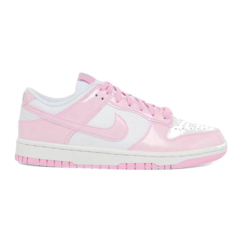 Nike Dunk Low SE Patent White Pink Rise avec tige en cuir premium blanc, empiècements en cuir verni Pink Rise et semelle extérieure en caoutchouc.