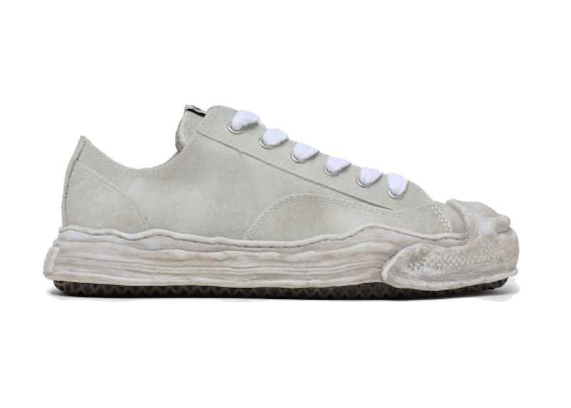 Découvrez la Maison Mihara Yasuhiro Hank OG Sole VL White Distress, une sneaker en suède blanc à finition vieillie avec semelle OG Sole sculpturale et silhouette basse iconique.