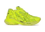 Balenciaga Runner Fluorescent Yellow avec tige en mesh respirant, empiècements en cuir jaune fluorescent et matières synthétiques, semelle intermédiaire en mousse et silhouette inspirée du running vintage.