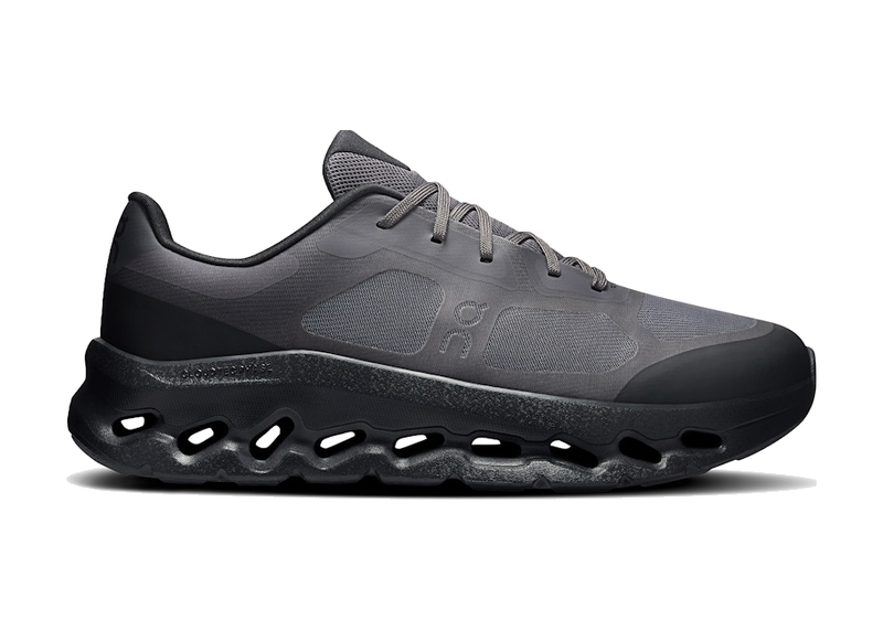 On Running Cloudtilt Remix Black, sneaker lifestyle noire équipée des technologies CloudTec Phase® et Helion™ offrant un amorti performant et un confort optimal.