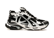 Balenciaga Runner Black White avec tige en mesh respirant, empiècements en cuir noir et blanc, semelle intermédiaire en mousse et silhouette inspirée du running vintage.