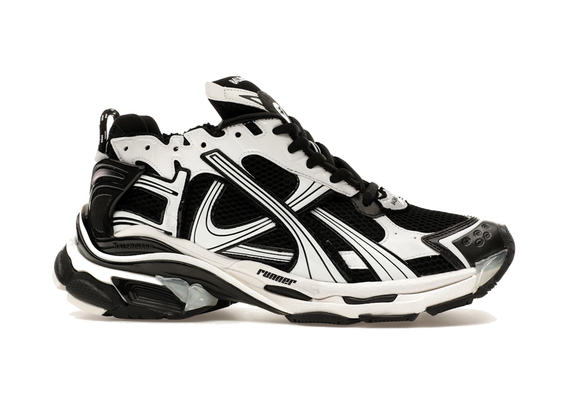 Balenciaga Runner Black White avec tige en mesh respirant, empiècements en cuir noir et blanc, semelle intermédiaire en mousse et silhouette inspirée du running vintage.