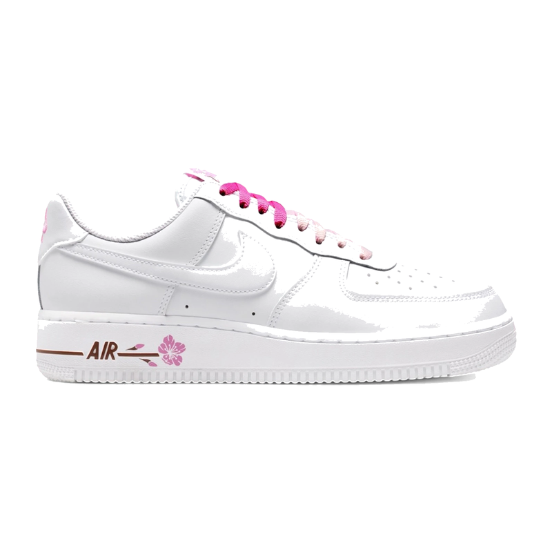 Nike Air Force 1 Low Cherry Blossom avec tige en cuir premium, détails inspirés des fleurs de cerisier, amorti Nike Air et semelle extérieure en caoutchouc.