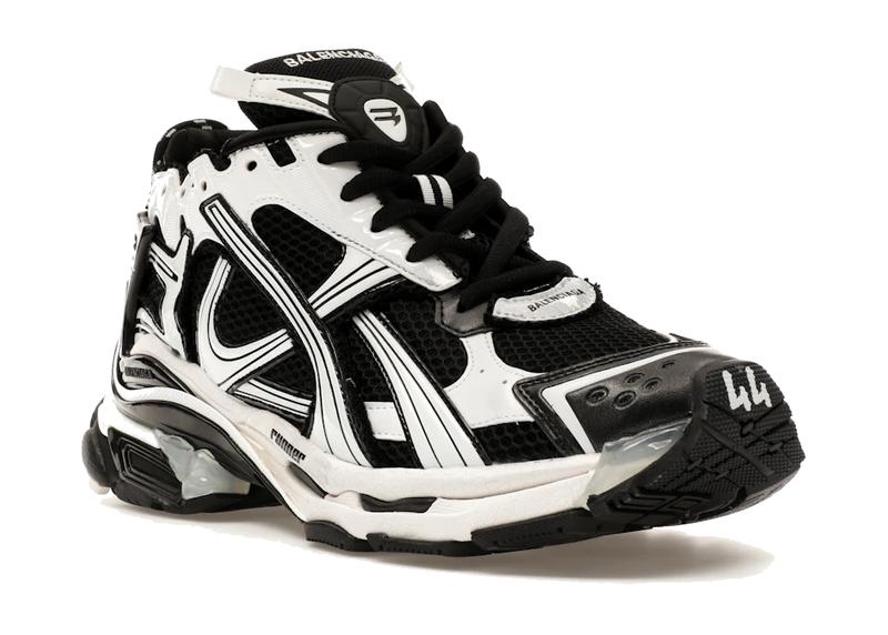 Balenciaga Runner Black White avec tige en mesh respirant, empiècements en cuir noir et blanc, semelle intermédiaire en mousse et silhouette inspirée du running vintage.