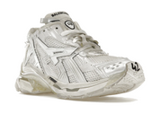 Découvrez la Balenciaga Runner Leather Free White, une sneaker premium sans cuir inspirée du running vintage, avec un design déstructuré et un coloris blanc intemporel.
