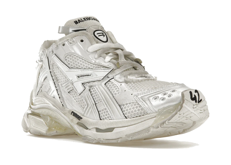 Découvrez la Balenciaga Runner Leather Free White, une sneaker premium sans cuir inspirée du running vintage, avec un design déstructuré et un coloris blanc intemporel.