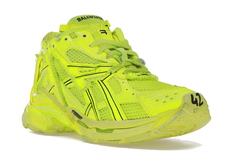 Balenciaga Runner Fluorescent Yellow avec tige en mesh respirant, empiècements en cuir jaune fluorescent et matières synthétiques, semelle intermédiaire en mousse et silhouette inspirée du running vintage.