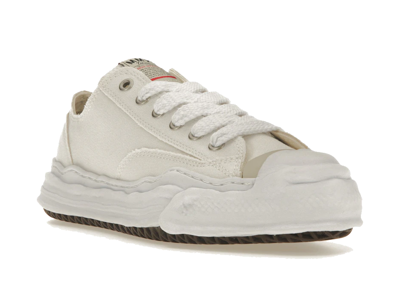 Découvrez la Maison Mihara Yasuhiro Hank OG Sole Canvas Low White, une sneaker basse en toile blanche avec semelle OG Sole sculpturale et silhouette minimaliste emblématique vue de 3/4 face. 