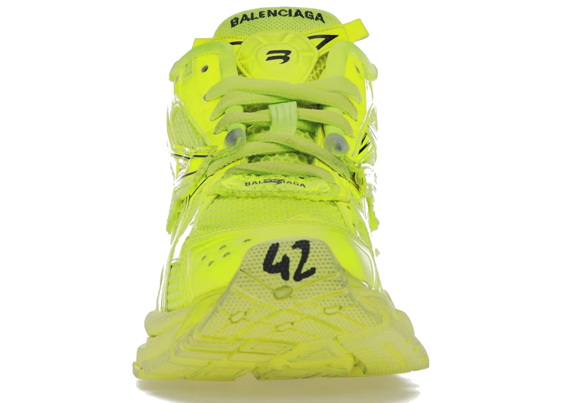 Balenciaga Runner Fluorescent Yellow avec tige en mesh respirant, empiècements en cuir jaune fluorescent et matières synthétiques, semelle intermédiaire en mousse et silhouette inspirée du running vintage.