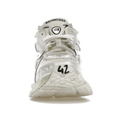 Découvrez la Balenciaga Runner Leather Free White, une sneaker premium sans cuir inspirée du running vintage, avec un design déstructuré et un coloris blanc intemporel.