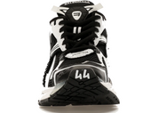 Balenciaga Runner Black White avec tige en mesh respirant, empiècements en cuir noir et blanc, semelle intermédiaire en mousse et silhouette inspirée du running vintage.