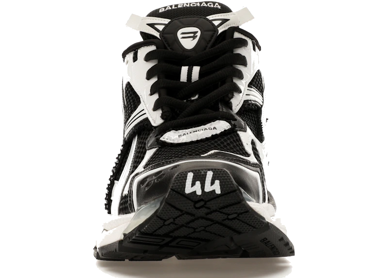 Balenciaga Runner Black White avec tige en mesh respirant, empiècements en cuir noir et blanc, semelle intermédiaire en mousse et silhouette inspirée du running vintage.