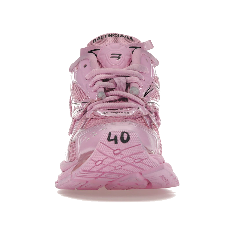 Découvrez la Balenciaga Runner Pink, une sneaker premium inspirée du running vintage, avec un design déstructuré et un coloris rose affirmé.