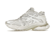Découvrez la Balenciaga Runner Leather Free White, une sneaker premium sans cuir inspirée du running vintage, avec un design déstructuré et un coloris blanc intemporel.