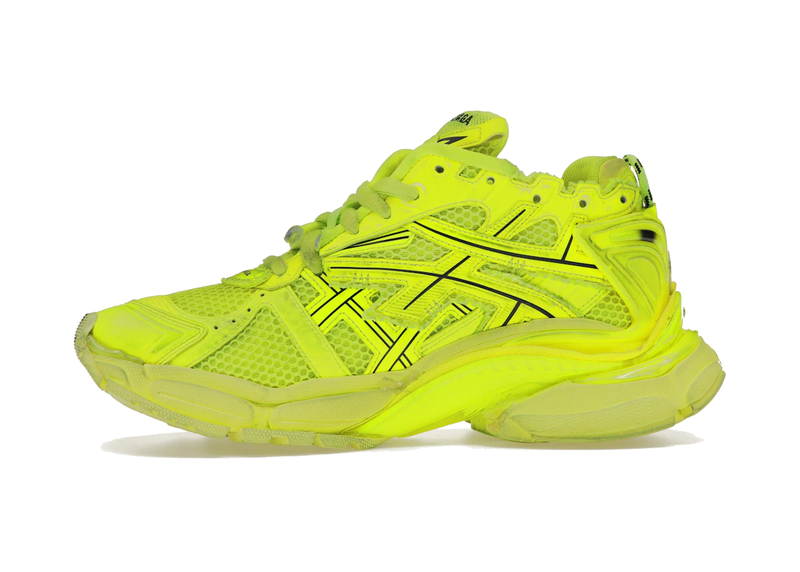 Balenciaga Runner Fluorescent Yellow avec tige en mesh respirant, empiècements en cuir jaune fluorescent et matières synthétiques, semelle intermédiaire en mousse et silhouette inspirée du running vintage.