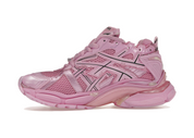 Découvrez la Balenciaga Runner Pink, une sneaker premium inspirée du running vintage, avec un design déstructuré et un coloris rose affirmé.