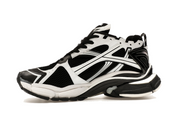 Balenciaga Runner Black White avec tige en mesh respirant, empiècements en cuir noir et blanc, semelle intermédiaire en mousse et silhouette inspirée du running vintage.