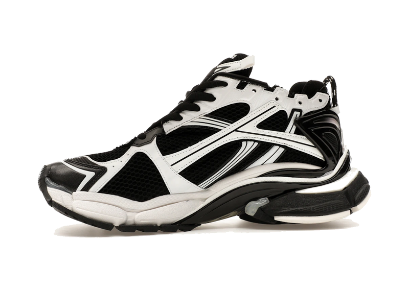 Balenciaga Runner Black White avec tige en mesh respirant, empiècements en cuir noir et blanc, semelle intermédiaire en mousse et silhouette inspirée du running vintage.
