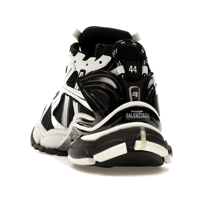 Balenciaga Runner Black White avec tige en mesh respirant, empiècements en cuir noir et blanc, semelle intermédiaire en mousse et silhouette inspirée du running vintage.
