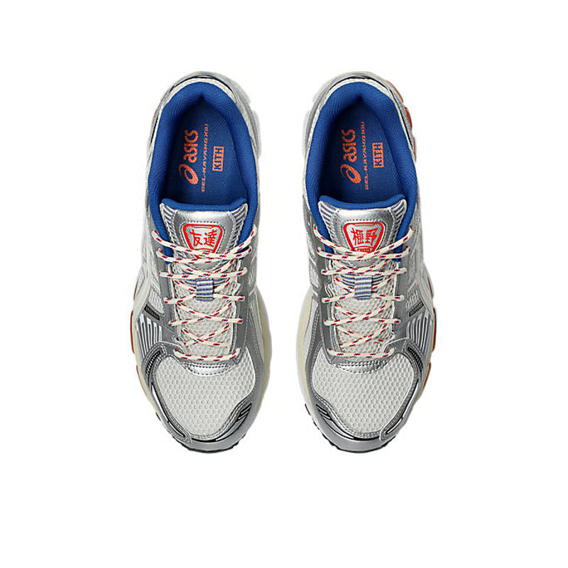 ASICS Gel-Kayano 12.1 Ronnie Fieg Knicks en mesh bleu, orange et blanc avec amorti GEL, détails premium et design rétro-running collector.