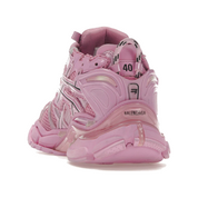 Découvrez la Balenciaga Runner Pink, une sneaker premium inspirée du running vintage, avec un design déstructuré et un coloris rose affirmé.